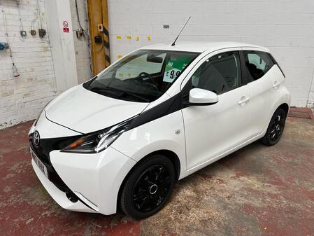 TOYOTA AYGO 1.0 VVT-i x-play 